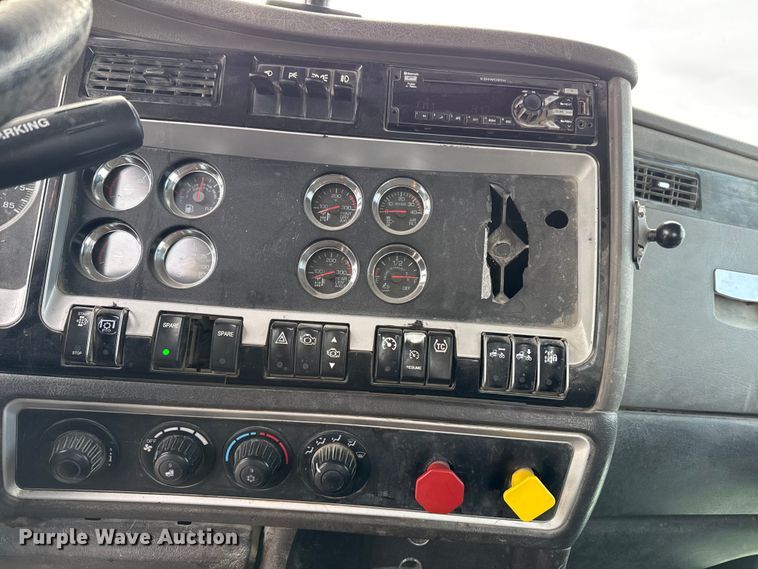 image for item EE3406 2017 Kenworth T800 semi truck