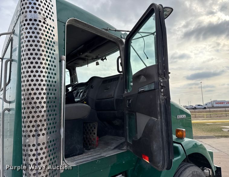 image for item EE3406 2017 Kenworth T800 semi truck