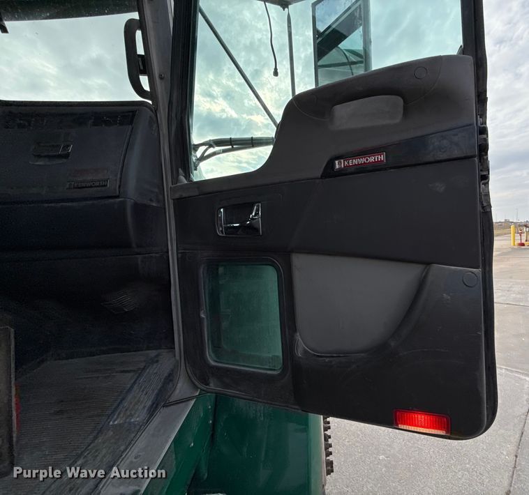 image for item EE3406 2017 Kenworth T800 semi truck