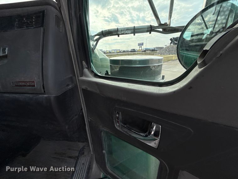 image for item EE3406 2017 Kenworth T800 semi truck