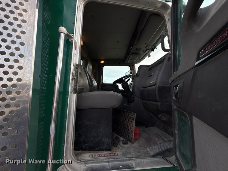 image for item EE3406 2017 Kenworth T800 semi truck