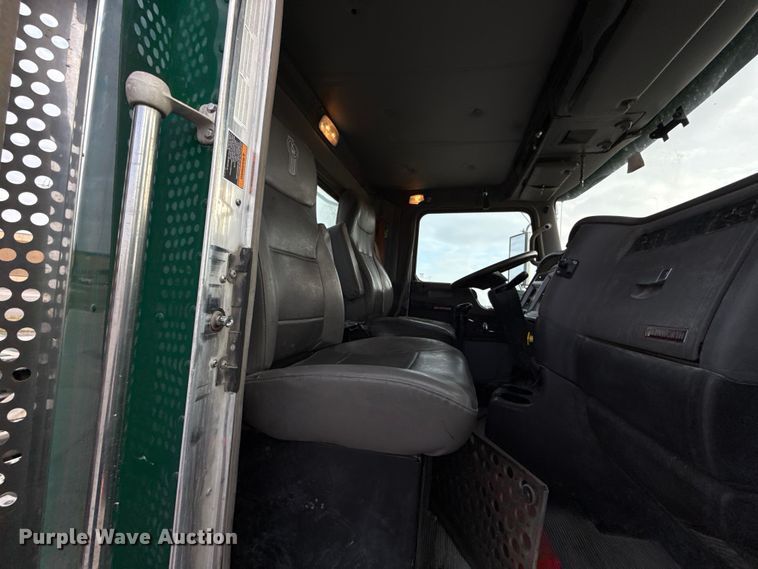 image for item EE3406 2017 Kenworth T800 semi truck