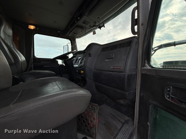 image for item EE3406 2017 Kenworth T800 semi truck
