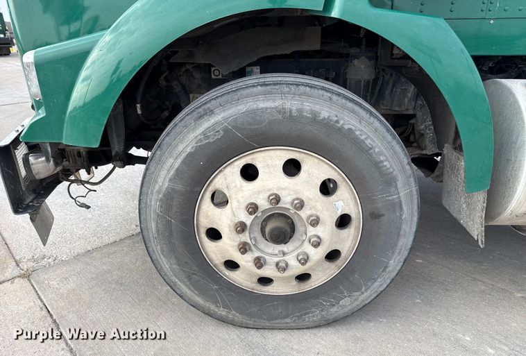 image for item EE3406 2017 Kenworth T800 semi truck