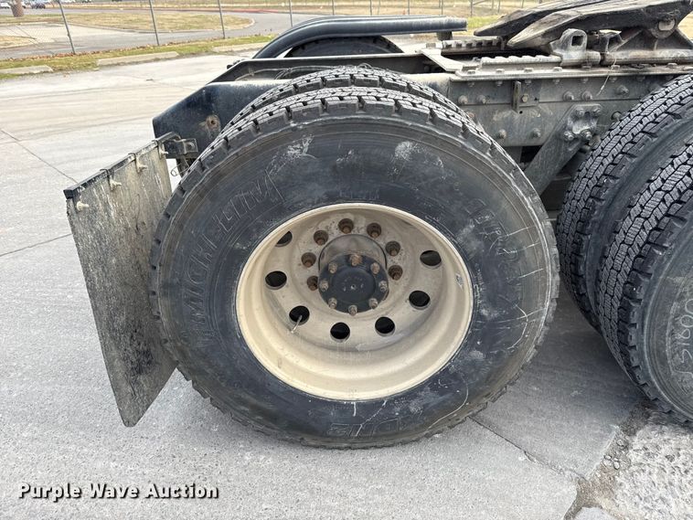 image for item EE3406 2017 Kenworth T800 semi truck