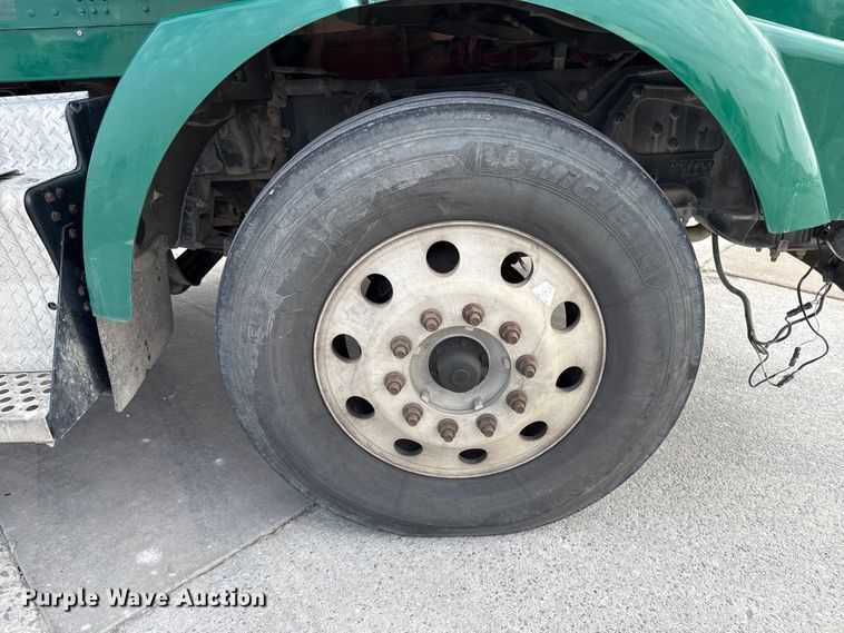 image for item EE3406 2017 Kenworth T800 semi truck