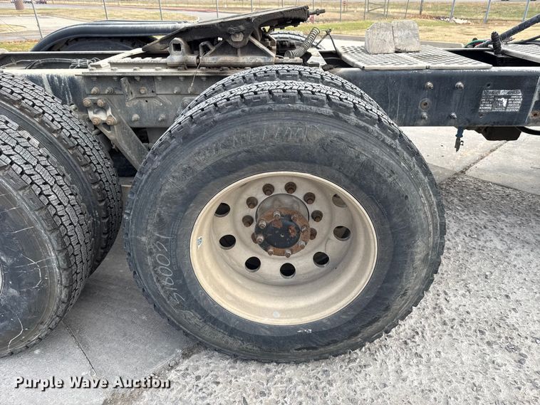 image for item EE3406 2017 Kenworth T800 semi truck