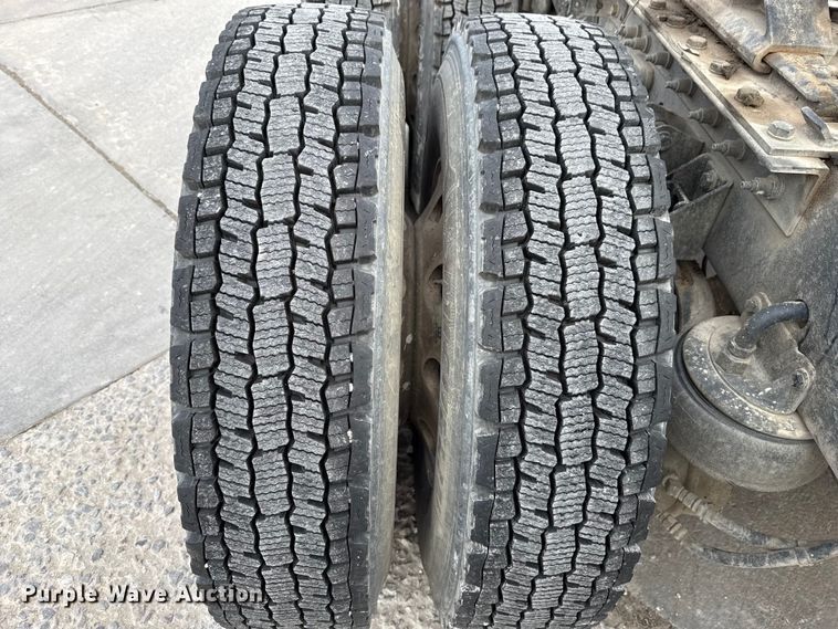 image for item EE3406 2017 Kenworth T800 semi truck