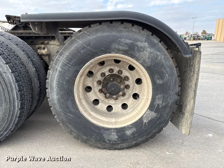 image for item EE3406 2017 Kenworth T800 semi truck