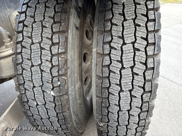 image for item EE3406 2017 Kenworth T800 semi truck