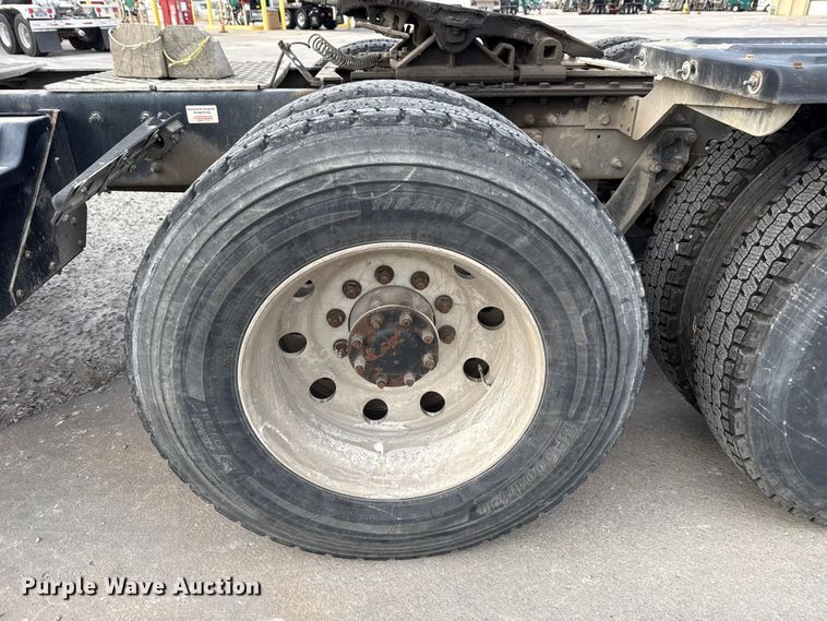 image for item EE3406 2017 Kenworth T800 semi truck