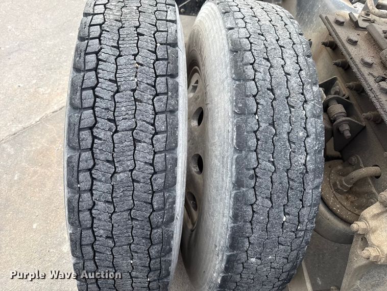 image for item EE3406 2017 Kenworth T800 semi truck