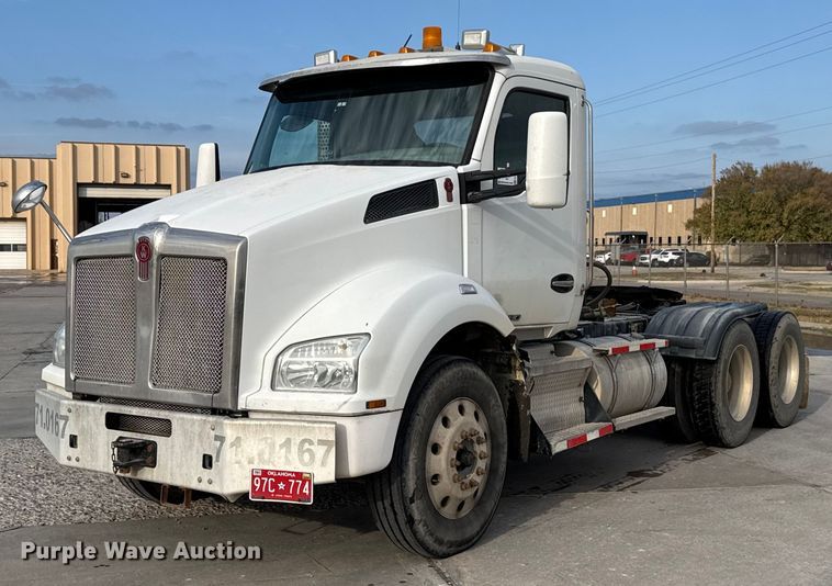 image for item EE3408 2019 Kenworth T880 semi truck