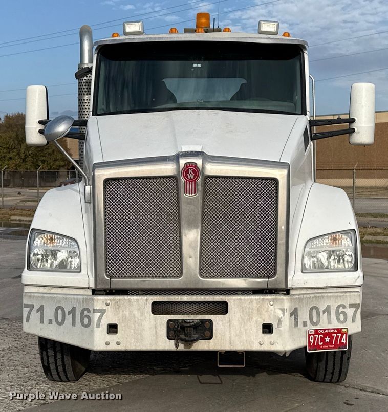 image for item EE3408 2019 Kenworth T880 semi truck