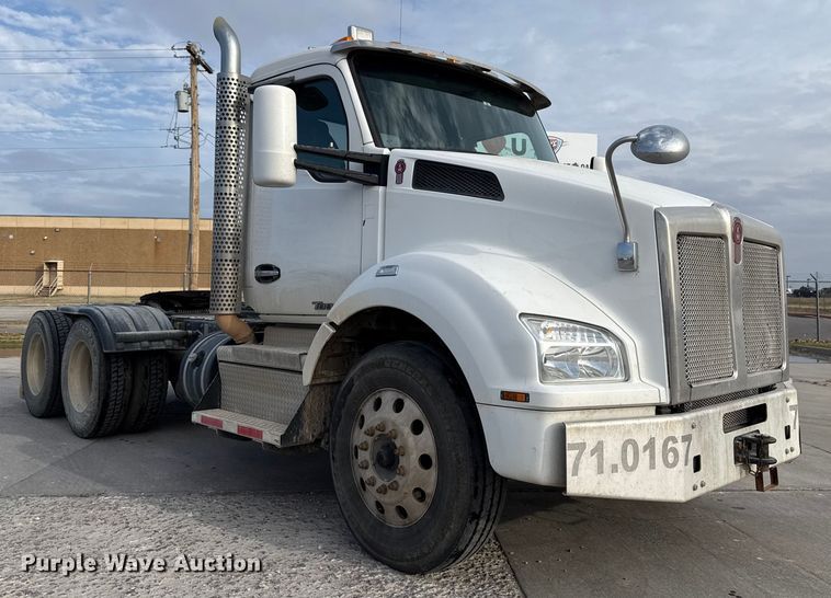 image for item EE3408 2019 Kenworth T880 semi truck