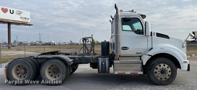 image for item EE3408 2019 Kenworth T880 semi truck