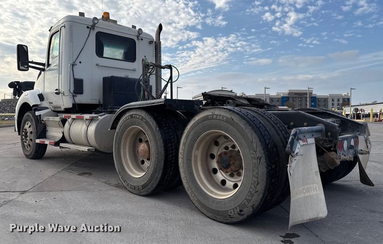 image for item EE3408 2019 Kenworth T880 semi truck