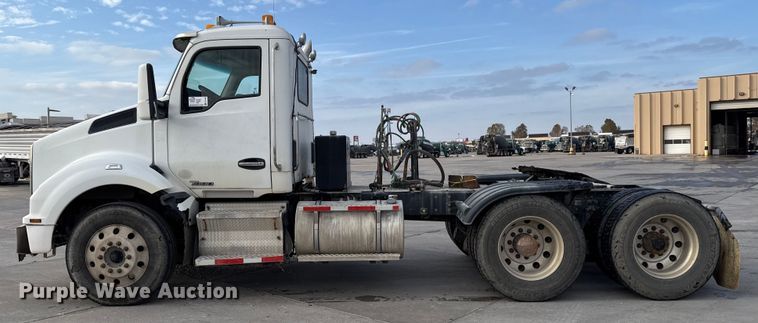 image for item EE3408 2019 Kenworth T880 semi truck