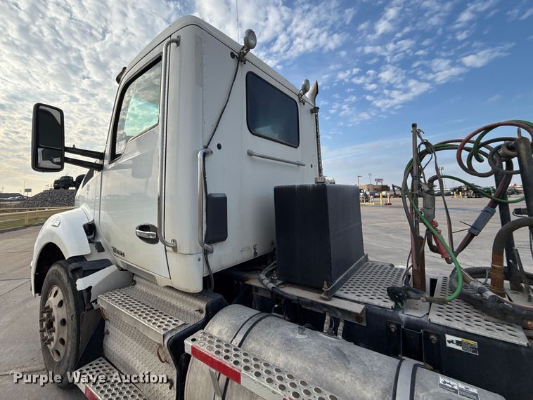 image for item EE3408 2019 Kenworth T880 semi truck