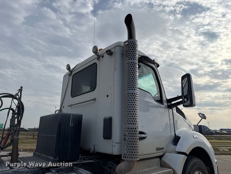 image for item EE3408 2019 Kenworth T880 semi truck