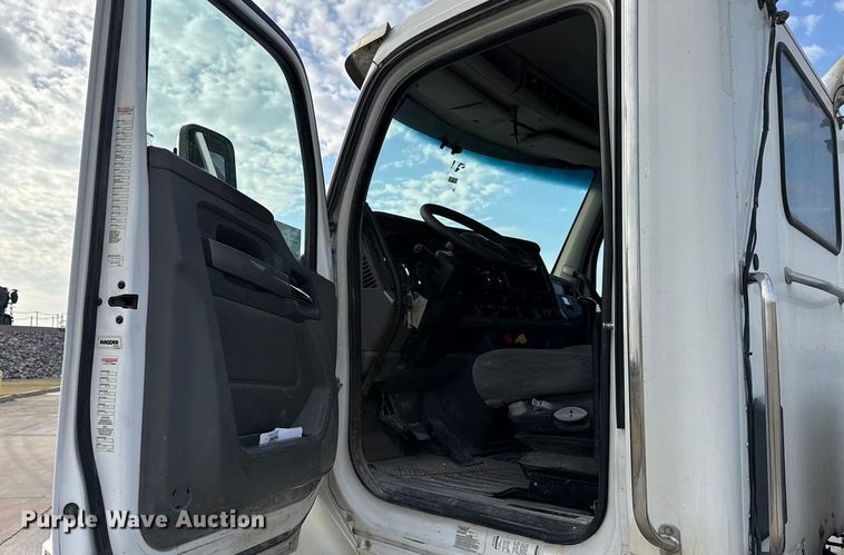 image for item EE3408 2019 Kenworth T880 semi truck