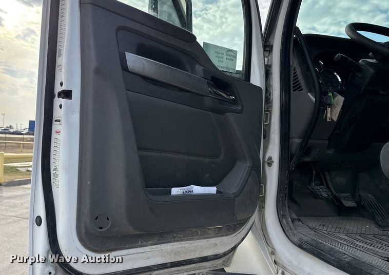 image for item EE3408 2019 Kenworth T880 semi truck