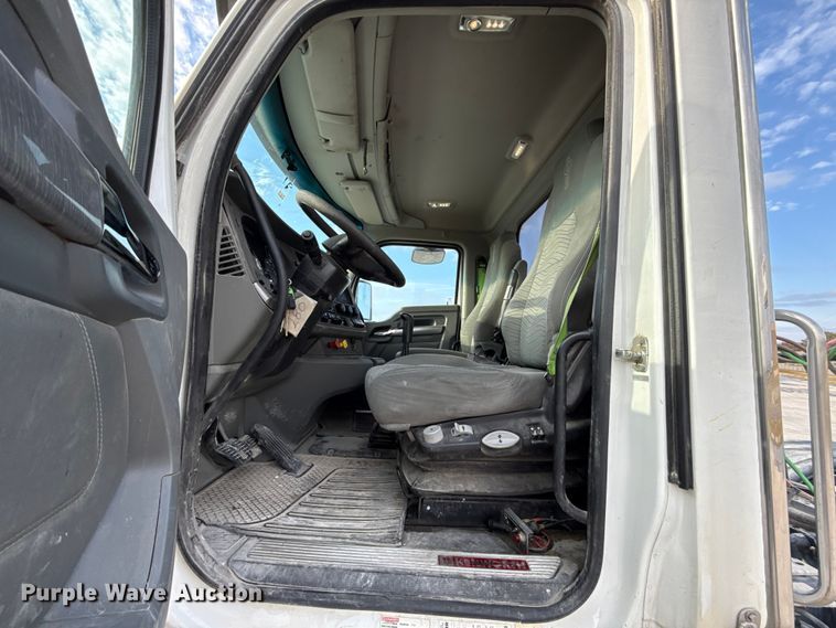 image for item EE3408 2019 Kenworth T880 semi truck