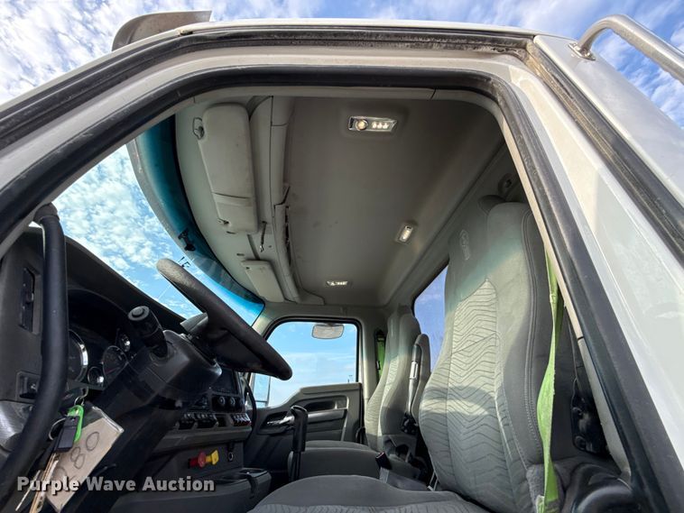 image for item EE3408 2019 Kenworth T880 semi truck
