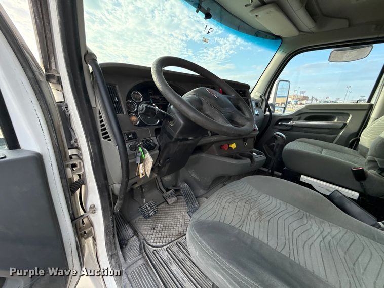 image for item EE3408 2019 Kenworth T880 semi truck