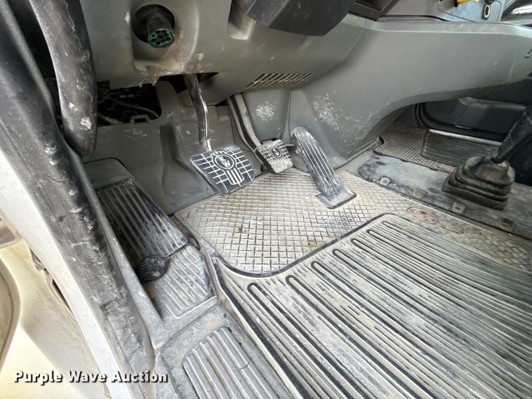 image for item EE3408 2019 Kenworth T880 semi truck