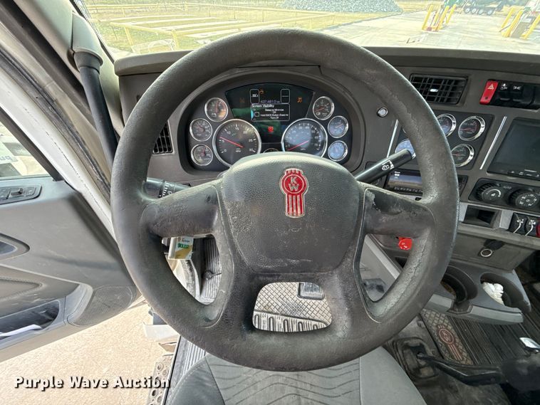image for item EE3408 2019 Kenworth T880 semi truck