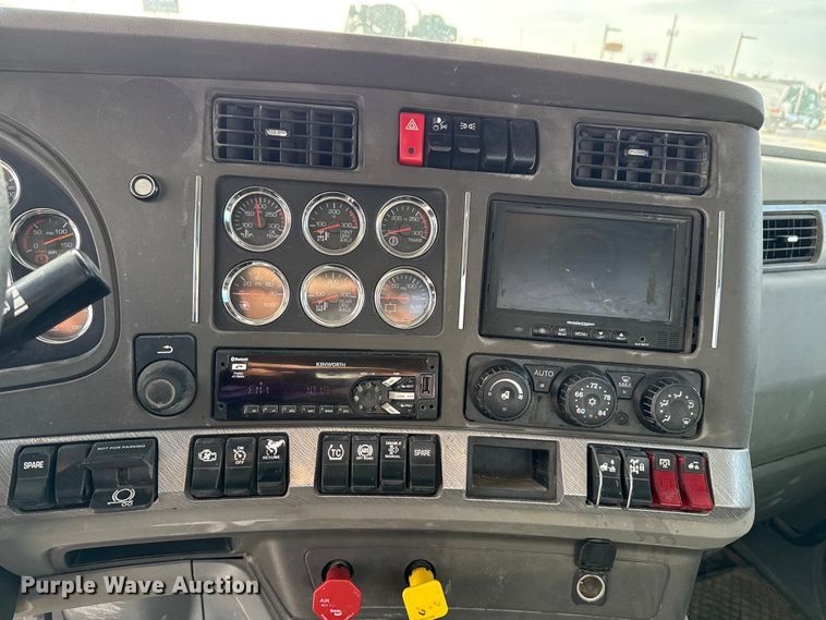 image for item EE3408 2019 Kenworth T880 semi truck