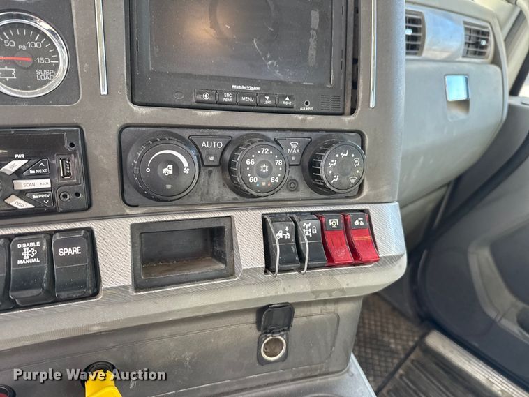 image for item EE3408 2019 Kenworth T880 semi truck