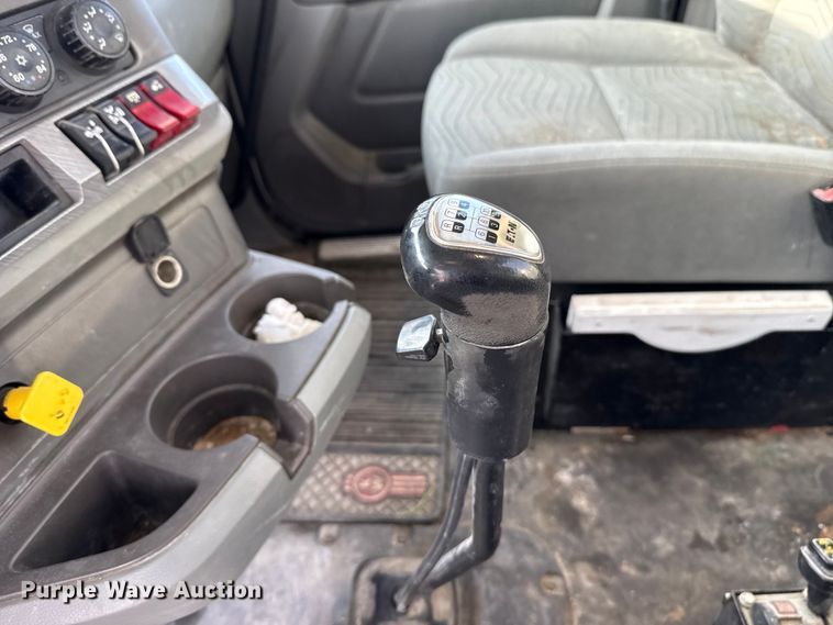 image for item EE3408 2019 Kenworth T880 semi truck