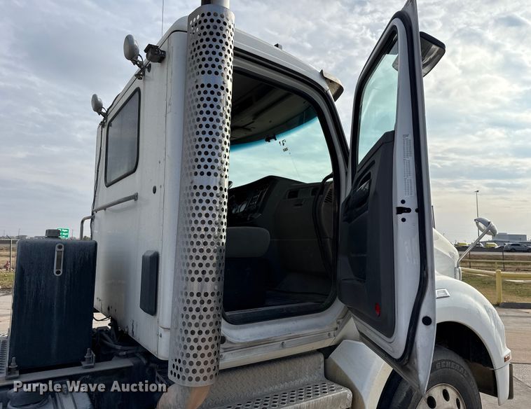 image for item EE3408 2019 Kenworth T880 semi truck