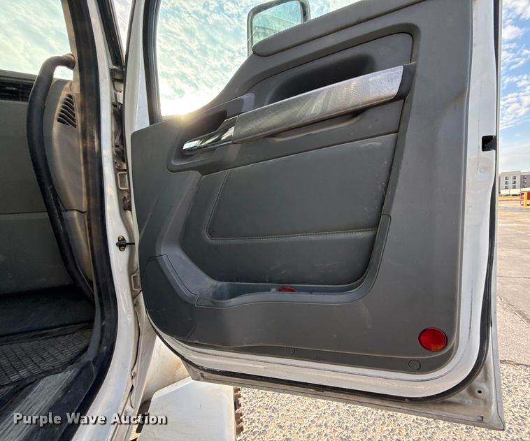 image for item EE3408 2019 Kenworth T880 semi truck