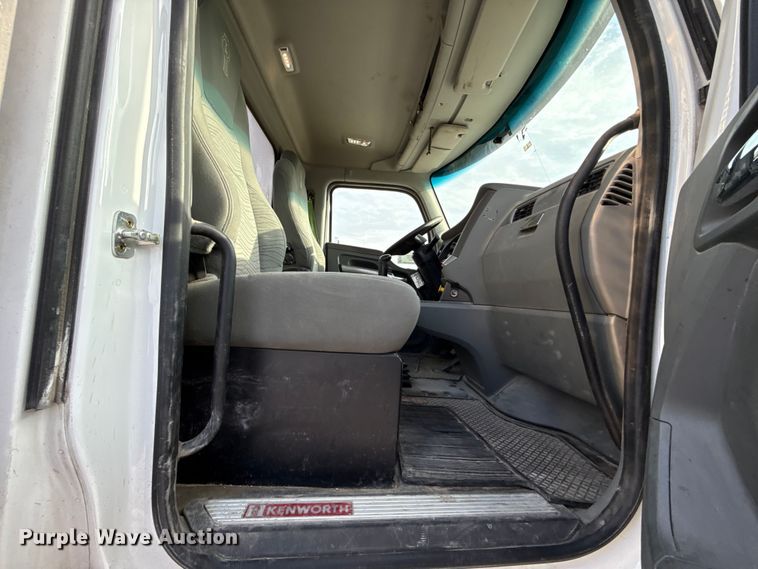 image for item EE3408 2019 Kenworth T880 semi truck