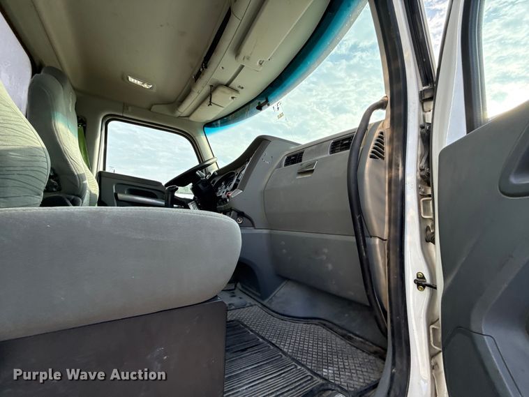 image for item EE3408 2019 Kenworth T880 semi truck