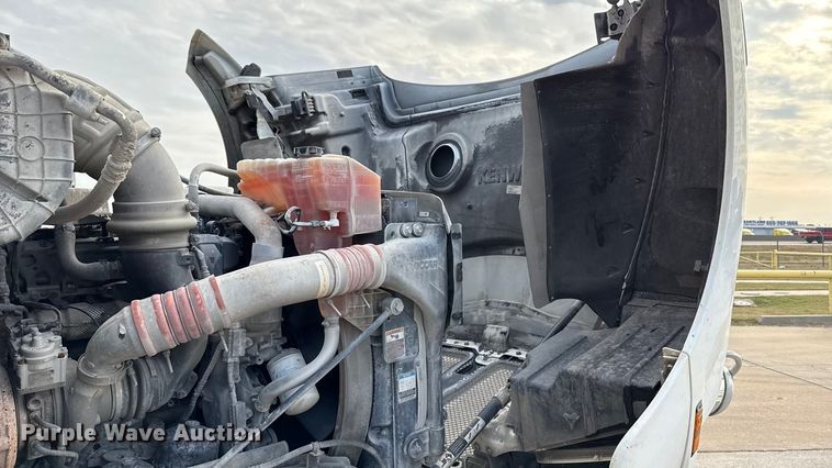 image for item EE3408 2019 Kenworth T880 semi truck