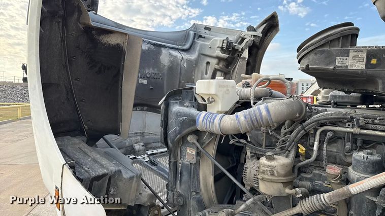 image for item EE3408 2019 Kenworth T880 semi truck