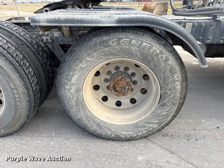 image for item EE3408 2019 Kenworth T880 semi truck