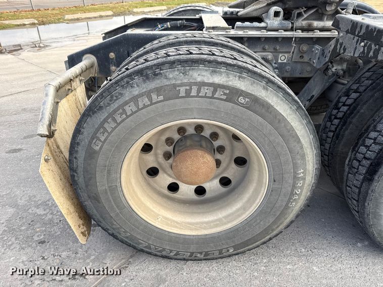 image for item EE3408 2019 Kenworth T880 semi truck