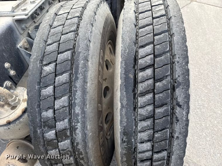 image for item EE3408 2019 Kenworth T880 semi truck