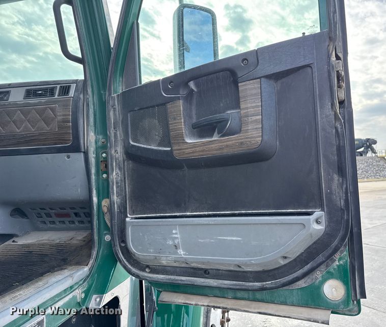 image for item EE3409 2015 Freightliner Coronado 122 semi truck