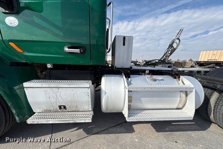 image for item EE3411 2018 Peterbilt 567 semi truck