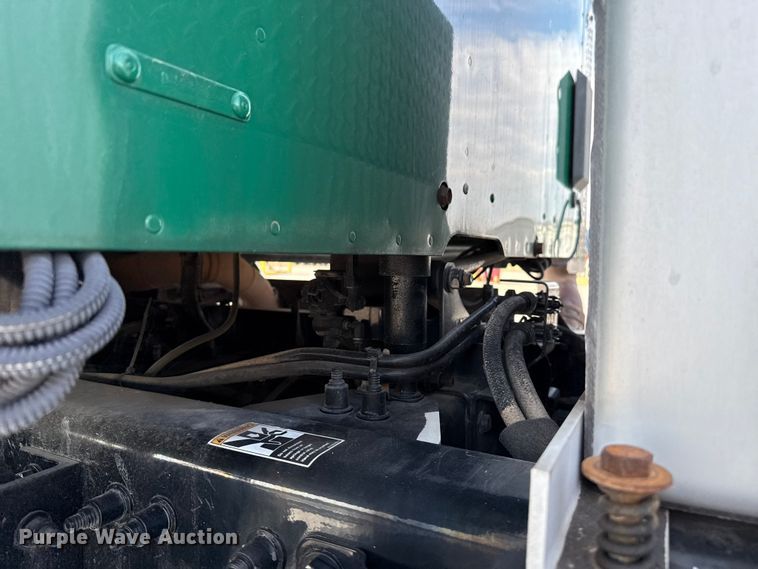 image for item EE3411 2018 Peterbilt 567 semi truck