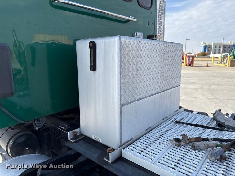 image for item EE3411 2018 Peterbilt 567 semi truck