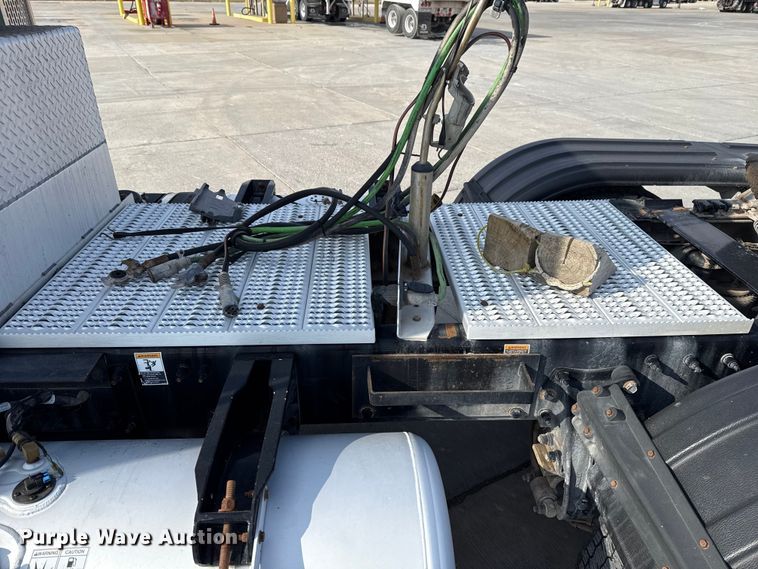 image for item EE3411 2018 Peterbilt 567 semi truck