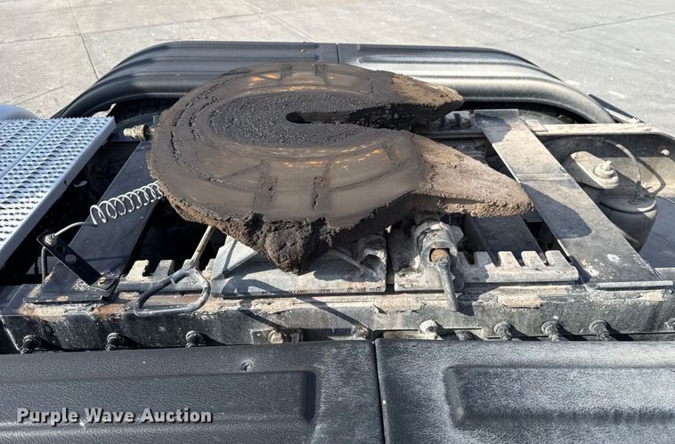 image for item EE3411 2018 Peterbilt 567 semi truck