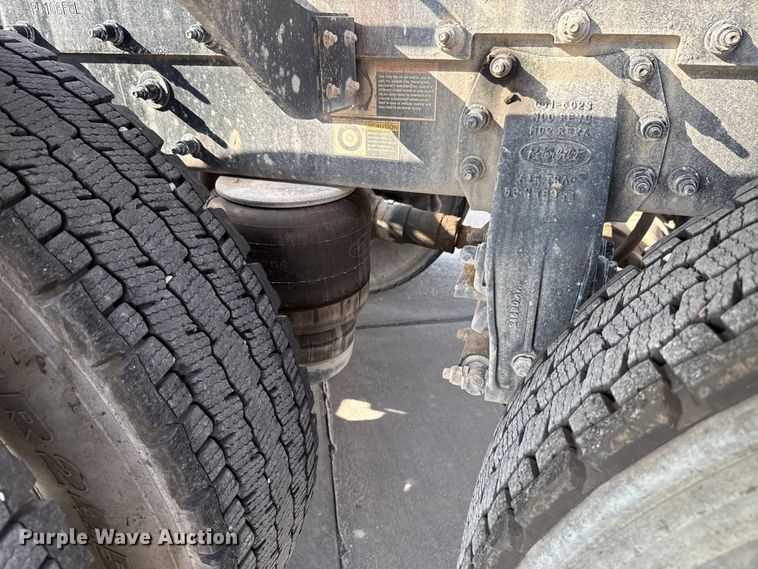 image for item EE3411 2018 Peterbilt 567 semi truck